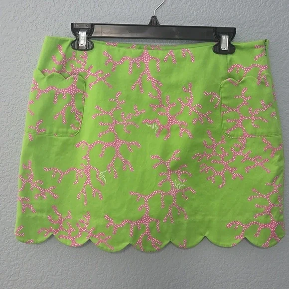 LILLY PULITZER Tropper Mini Skirt Sz 10 Pink Polka Dot Coral On Green Scalloped - Picture 1 of 10